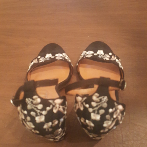 Shoes - Picture 2 of 5